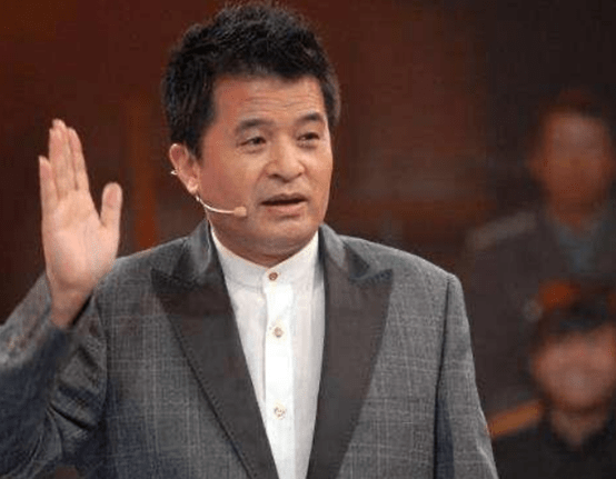 61岁毕福剑罕见现身,面容憔悴双目无神,与身旁于文华成鲜明对比
