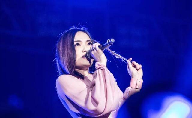 徐佳莹现身音乐节，挺着孕肚穿着高跟鞋卖力表演，徐妈妈小心点