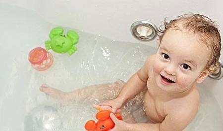 浅谈新生儿洗澡及浴后护理，学会这几招，让宝宝再也不怕洗澡