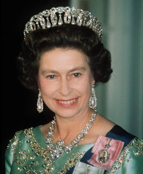 王子|英国王室祸起萧墙皆因一顶皇冠？哈里王子为宠妻竟对女王出言不逊