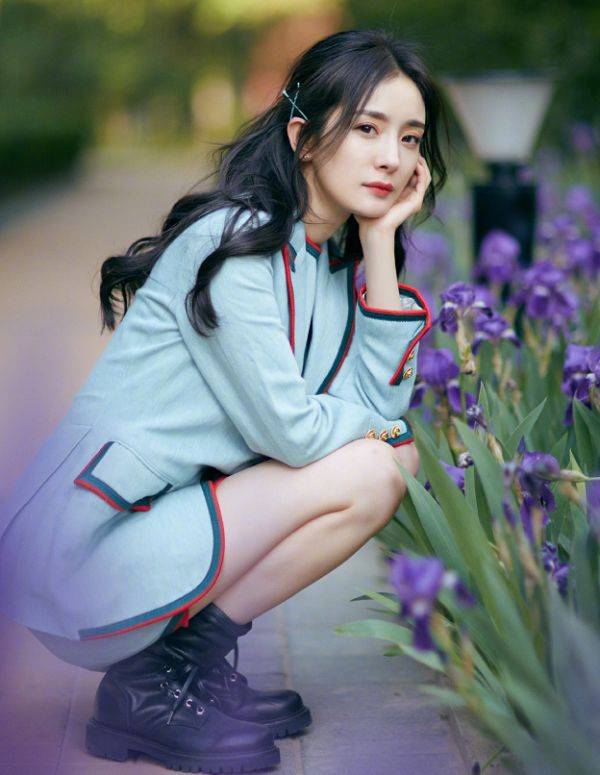 形象|杨幂为扮嫩拼了!模仿00后穿JK裙,秀出长腿也太撩人