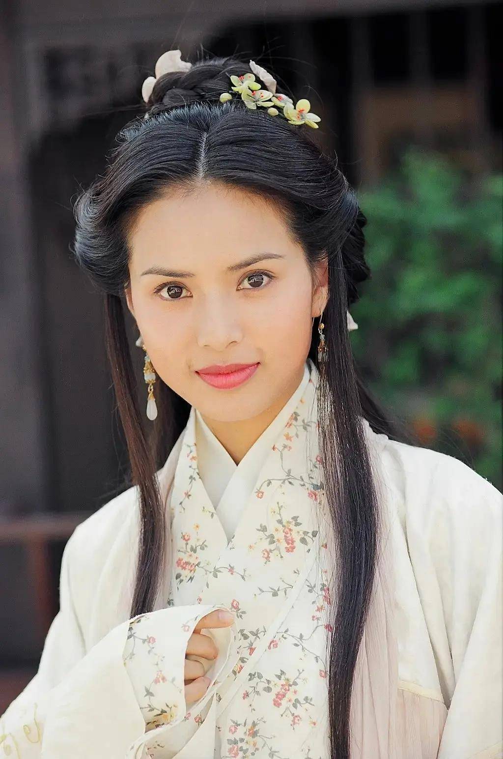 鲜肉|李若彤首次公开年龄，快30岁演小龙女，30多还和小鲜肉演情侣