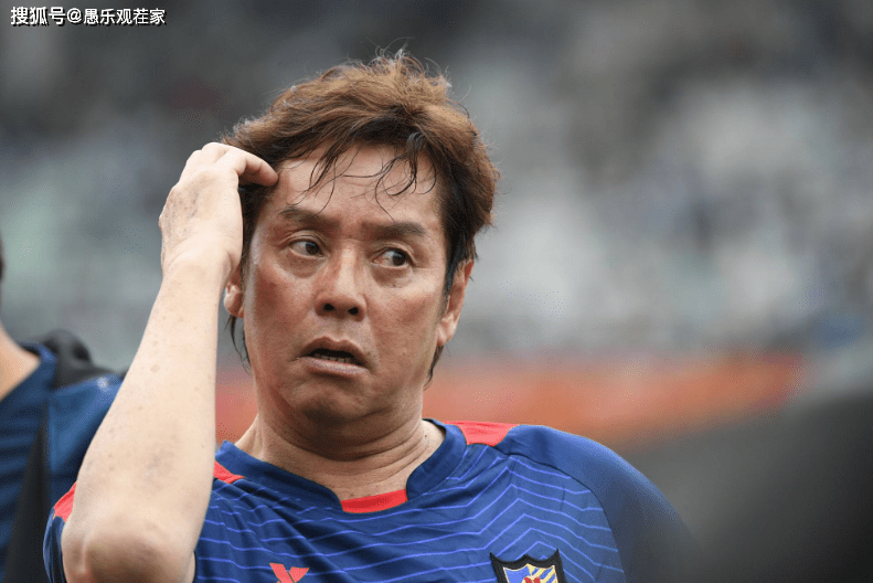 70岁谭咏麟被偶遇,身边无保镖助理随行,亲和力十足没架子