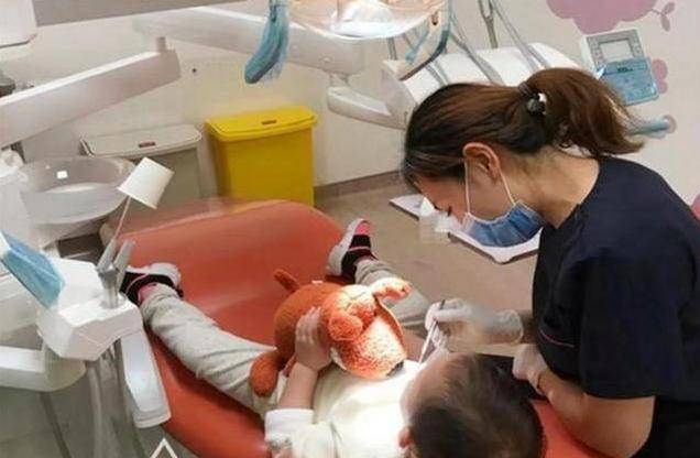元凶|元凶并不是糖，而是家长的无知！3岁孩子满口“小黑牙”