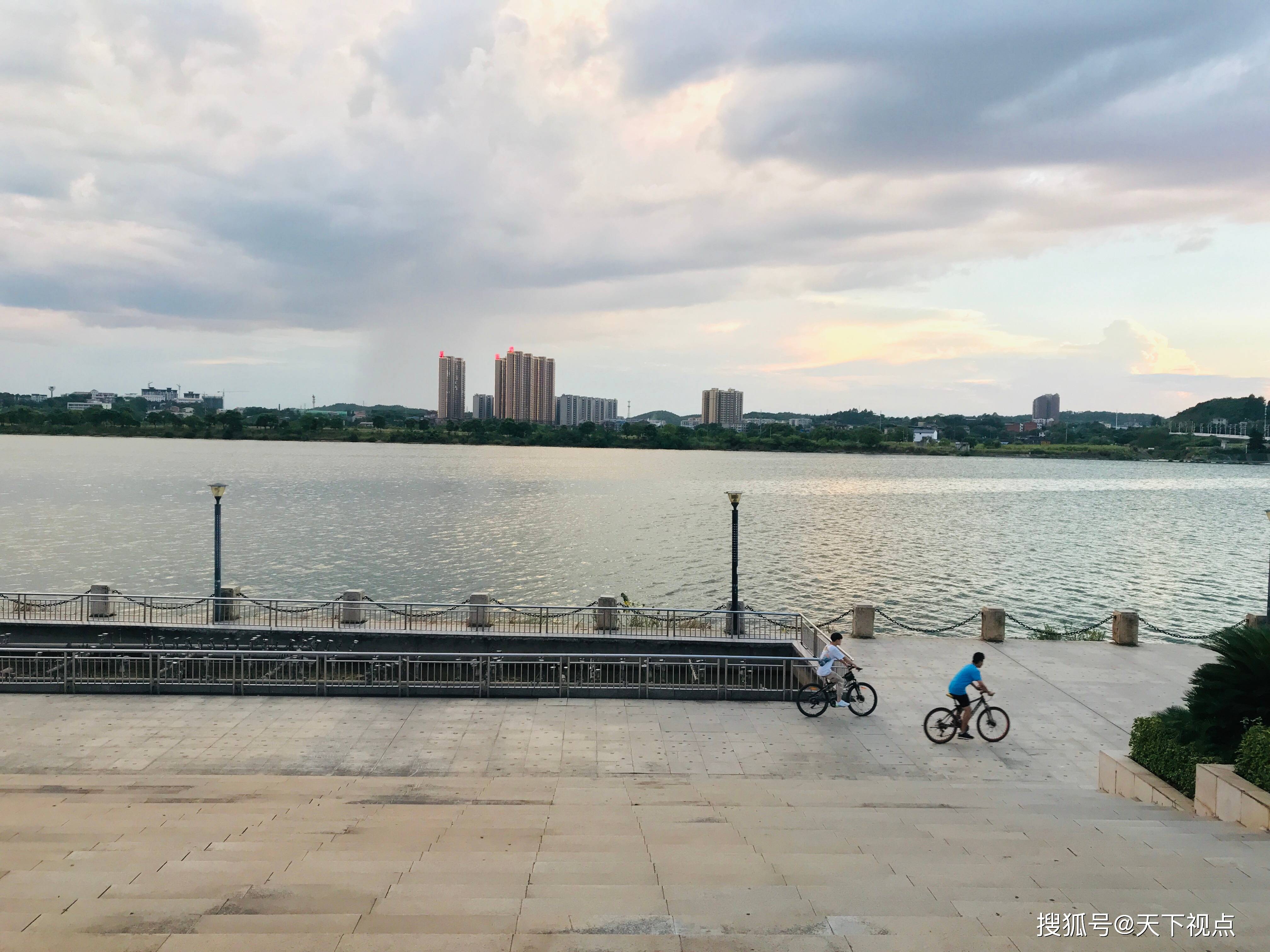 1 12 湖南永州市投巨资打造的十里湘江两岸沿江风光带,为市民提供了