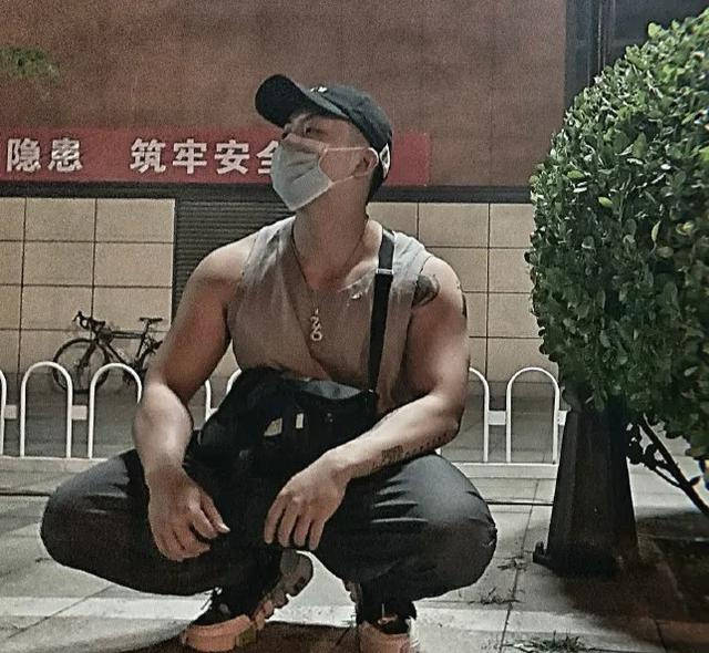 歌手楊和蘇曬肌肉照，卻被網友噴：肌肉這麼大，那裡肯定很小！ 健身減肥達人 第13张
