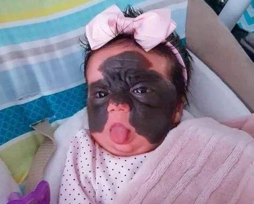 “蝙蝠脸”娃娃火了，夫妻为配合女儿戴蝙蝠侠面具，像极了一家人