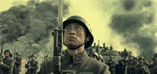 13年前，冯小刚也拍了一部“催泪”战争片，评分比《八佰》高_谷子