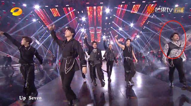 齐舞|原创《哥哥》出道团舞台首秀不尽人意:孙耀威跳舞抢拍,张远对嘴出错