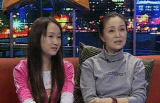 原创62岁的刘莉莉，女儿长相漂亮，老公比她还要小4岁