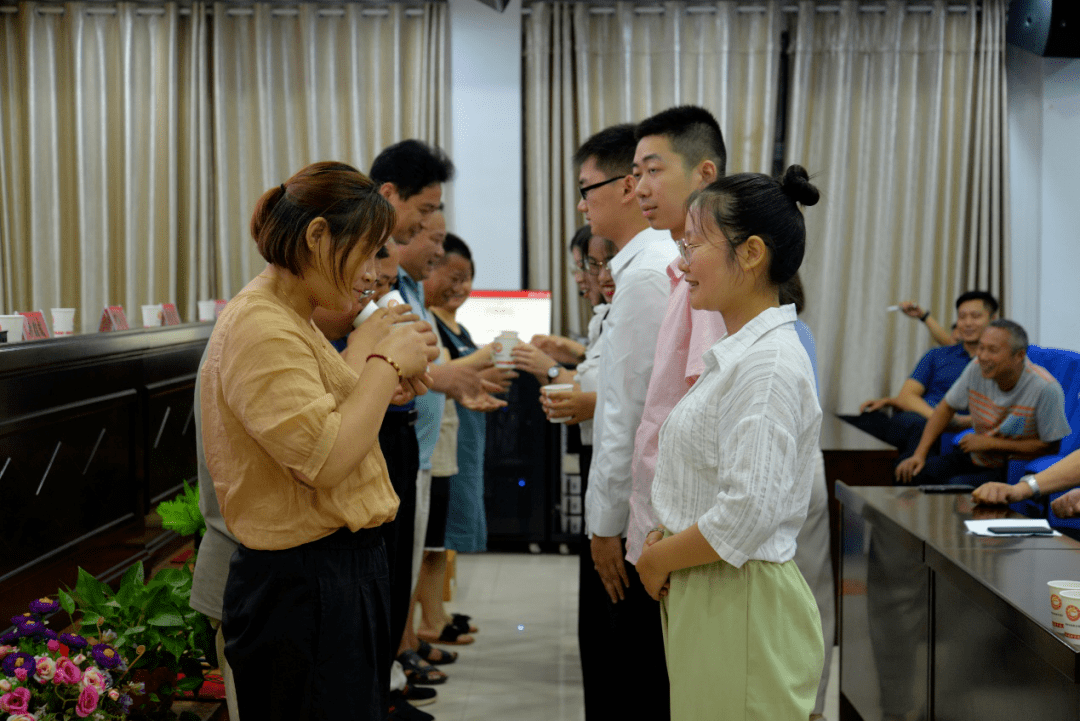 湘潭|湘潭凤凰中学举行新教师入职培训开班典礼暨拜师仪式