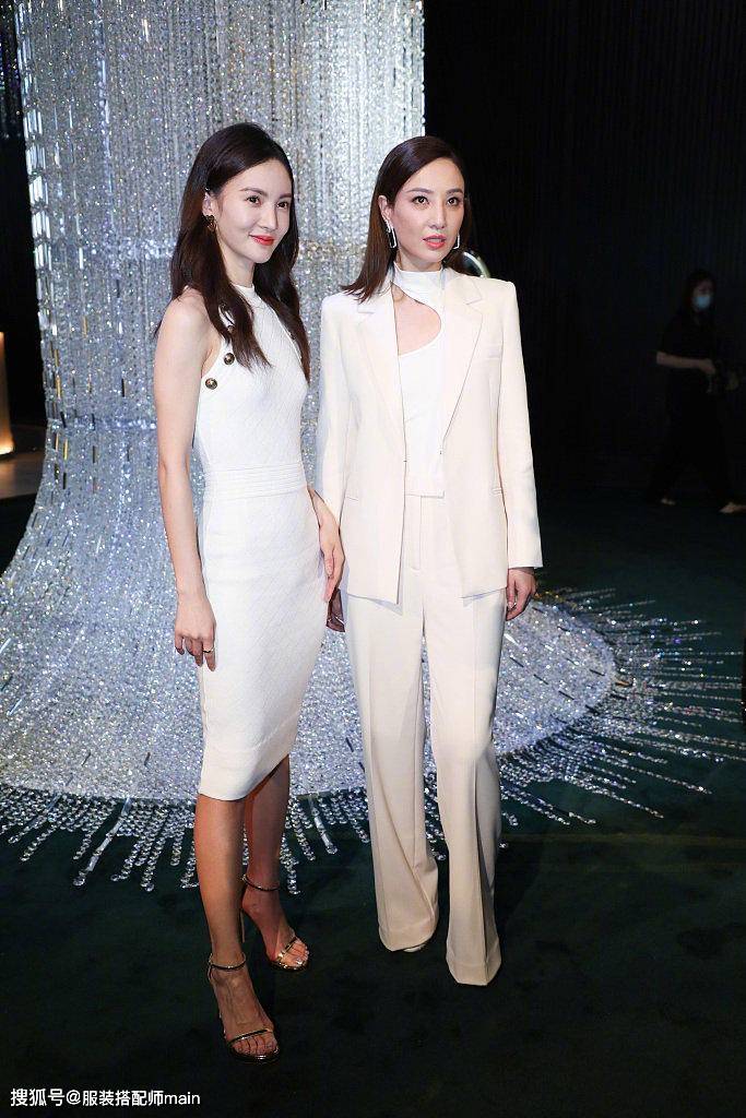 金晨郑希怡两位姐姐惊艳登台，同穿白色礼服，一个优雅一个帅气