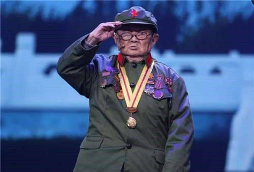 身高1米2的抗战老兵，曾策划暗杀多名日本军官，如今94岁依然健在_李安甫