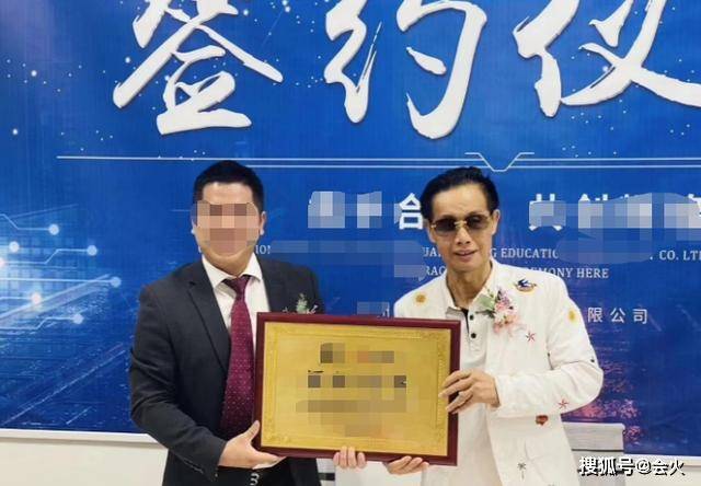 邓建国近照曝光 眉毛全白满脸皱纹 换仨老婆60岁仍风流