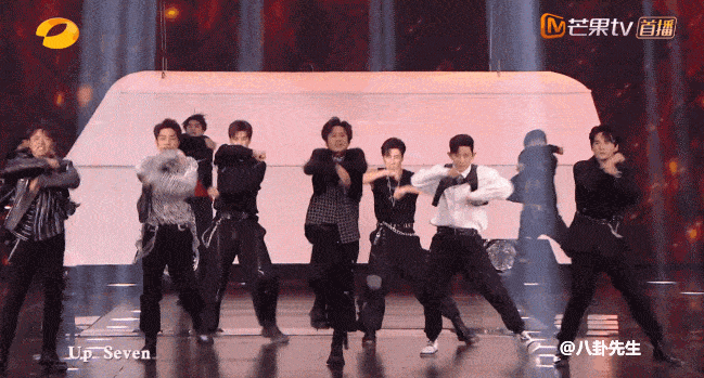 齐舞|原创《哥哥》出道团舞台首秀不尽人意：孙耀威跳舞抢拍，张远对嘴出错