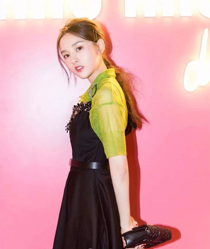 拜虞书|拜虞书欣所赐,这4款复古发饰全火了,戚薇郑爽戴上后嫩回18岁