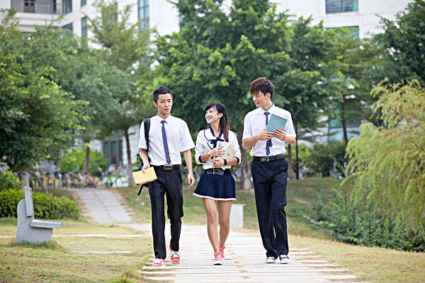 大学生怎么出去旅游 129a725392dc45889244153de41f906d.jpeg