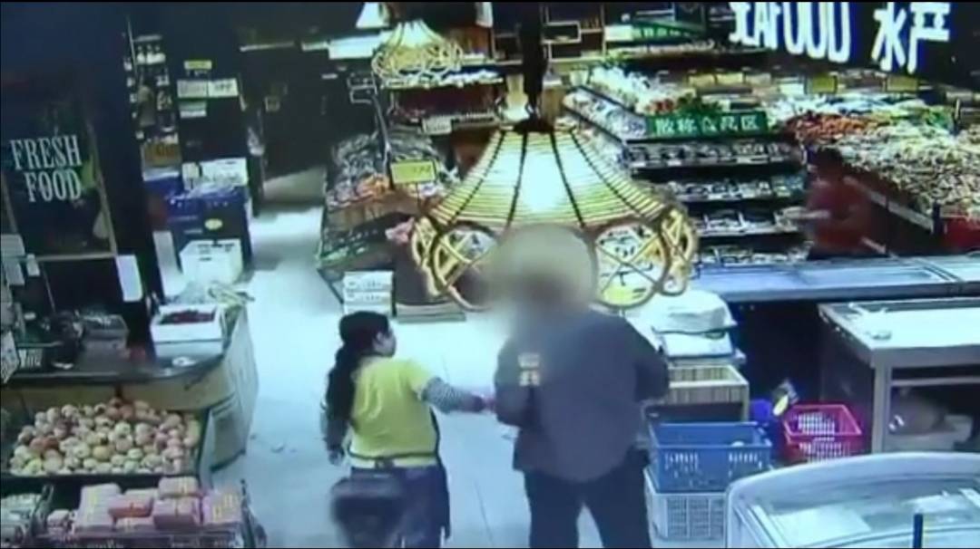 南通老人超市拿鸡蛋拒付款被拦后猝死，家属索