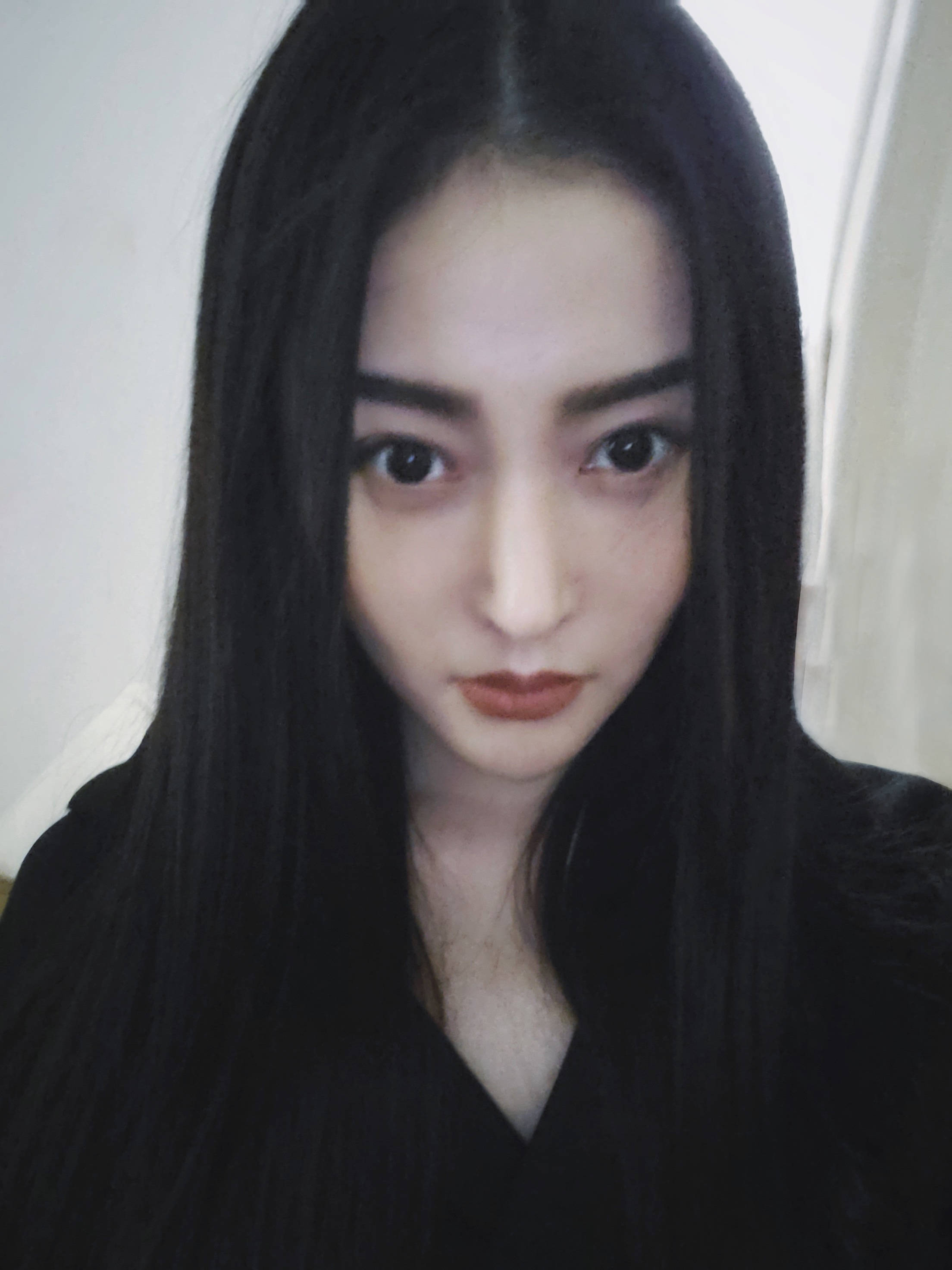 张天爱晒港风自拍照 长发披肩气质十足_配文