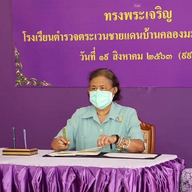 一身|泰国诗琳通公主瘦了！穿一身薄荷绿肚腩没了，被王后排挤都很大度