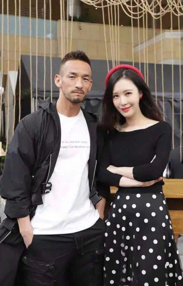 王石|王石带娇妻聚餐，穿黑色礼裙装贵妇，但贵族气质是装不出来的！