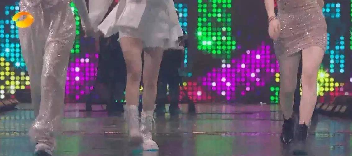 芒果台晚会仰拍小姐姐跳舞,裙下特写不停还有女星走光,令人不齿