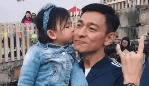 原创当“天王”女儿多幸福？刘德华买私人飞机代步，黎明送游艇当玩具