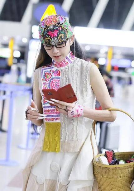 竹筐|60多岁的杨丽萍活出了自信，穿红色民族裙走机场，手推竹筐好洋气