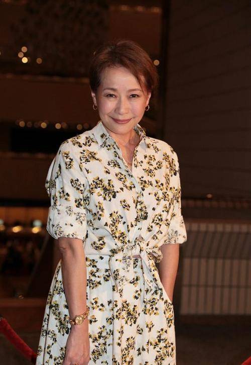 美的|叶童脸上皱纹多，但美的自然真实，比同龄扮嫩的强太多了！