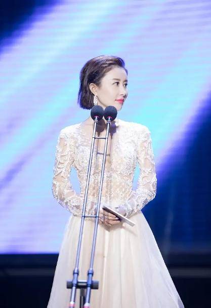 气质端庄|舒畅为了美真拼了,白色礼裙用花“遮”着穿,气质端庄又大气