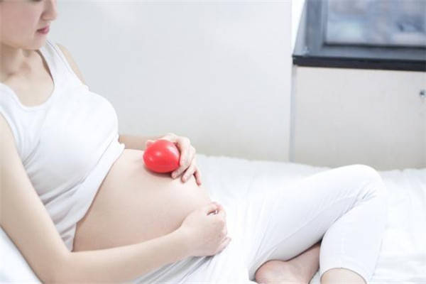 怀孕后，胎动分为三个阶段，处于二阶段时孕妈能看到小脚印