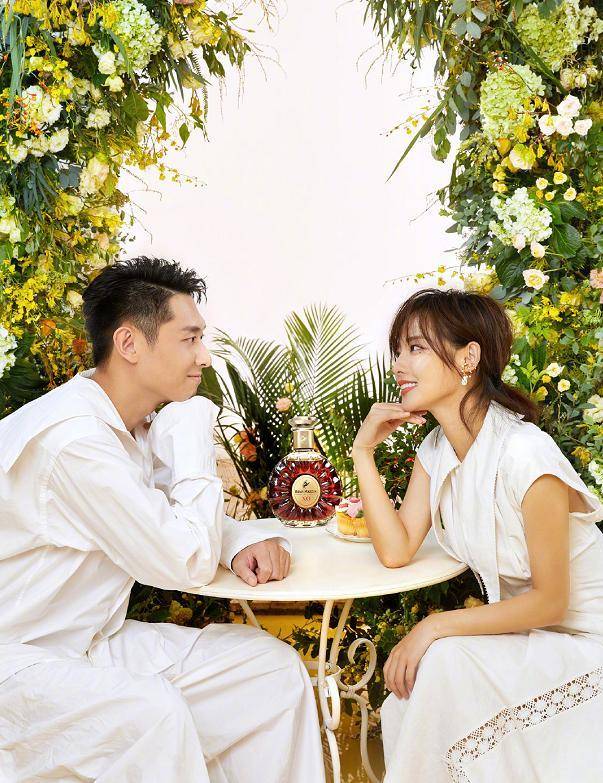 白衣|张嘉倪拍大片太酸了!和富二代老公穿白衣秀恩爱,高颜值夫妇赢了