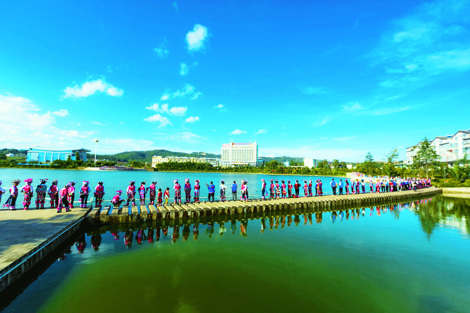 人居环境整治后,牟定化湖天蓝水清景美.