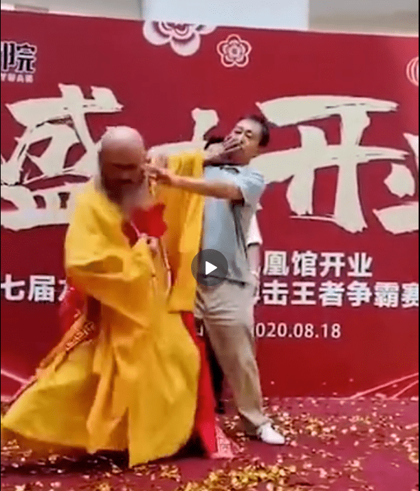 原创伤愈复出！马保国切磋白须袈裟大师，故意用慢动作，脸上又挨一掌