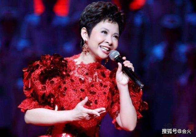 风采|原创58岁董文华罕露面，沉寂多时再现身庆典献唱，风采依旧魅力不减