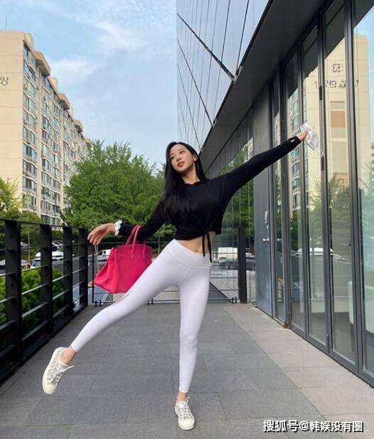 近况|打底裤女神上线！BerryGood 赵贤晒近况，清纯美貌吸睛