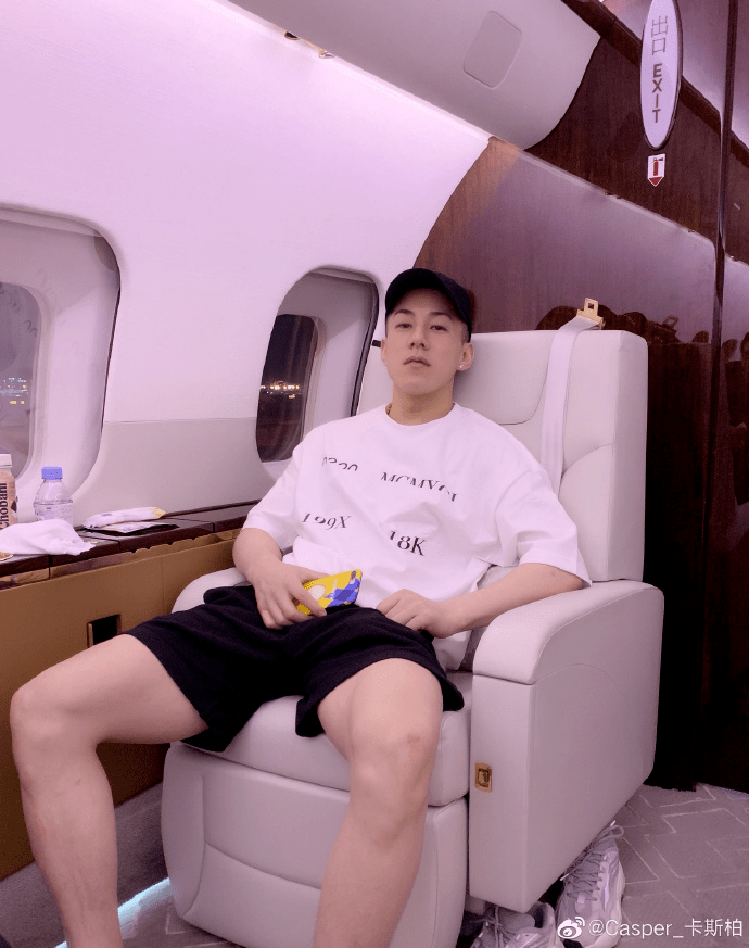 原创《中餐厅》强捧两位新人，镜头比赵丽颖还多，个人背景还很强大