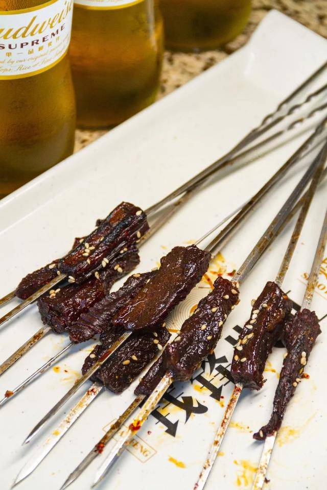 钱锋炭|激情8月来钱锋炭缸烧烤赢百威免单大奖炭缸烧烤遇上品质啤酒