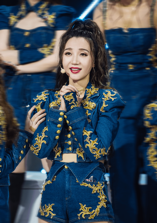 “浪姐”复活团造型太好看，阿朵气场强大站c位，吴昕成全团最美