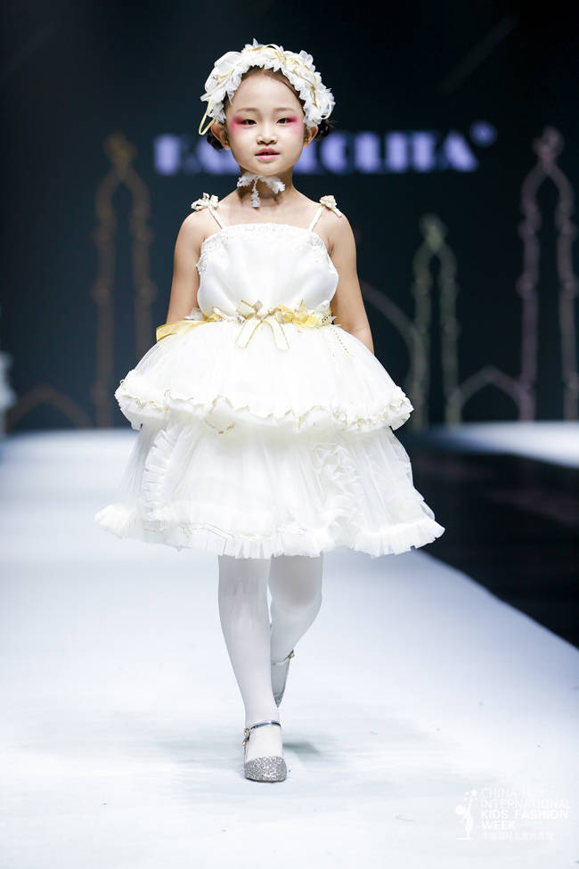 城堡|KAKALOLITA亮相中国国际儿童时尚周 演绎“城堡里的精灵”