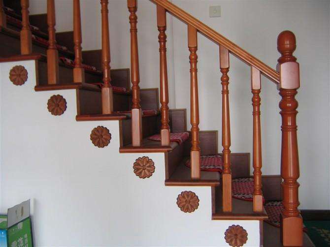 螺丝,再刷防锈漆;测量的话要用卷尺,测量出每段楼梯之间需要的木扶手