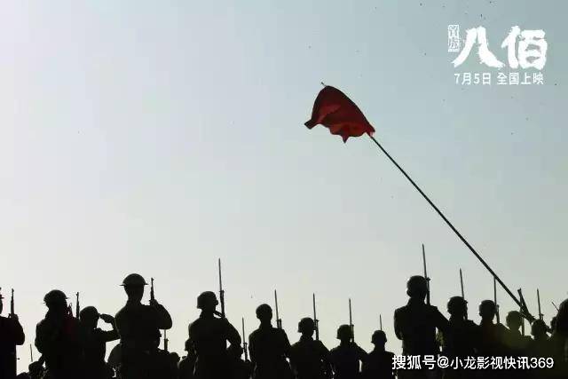 在日军的猛烈攻势下,无数士兵以肉身护旗不倒.