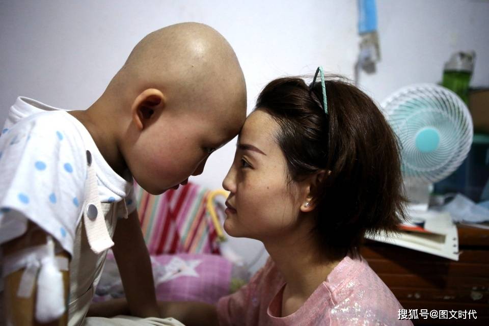 欠费|她含泪求妈妈放弃,母女俩抱头痛哭血癌女童因欠费17万被迫出院