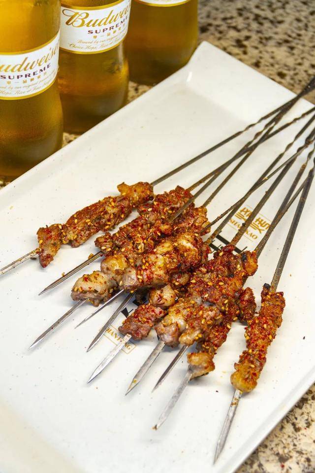 钱锋炭|激情8月来钱锋炭缸烧烤赢百威免单大奖炭缸烧烤遇上品质啤酒