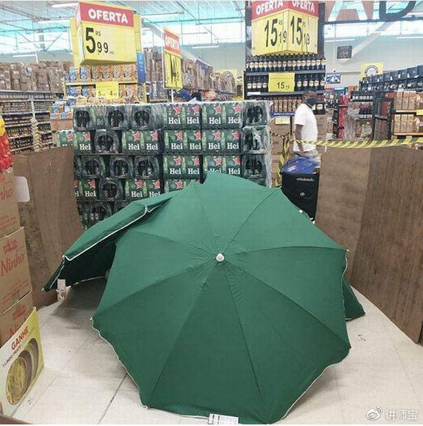 不择手段!家乐福员工上班期间去世,超市用伞挡住尸体继续营业