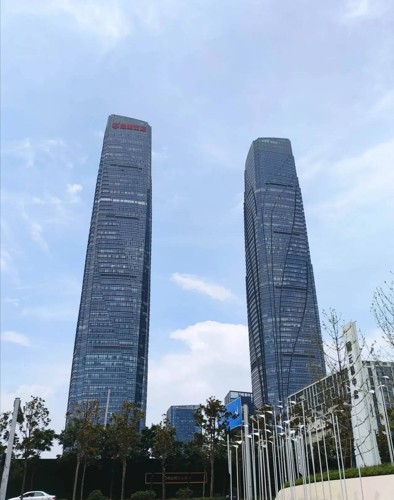 昆明西山万达双塔是全国第100座万达广场全国建筑最高的万达广场