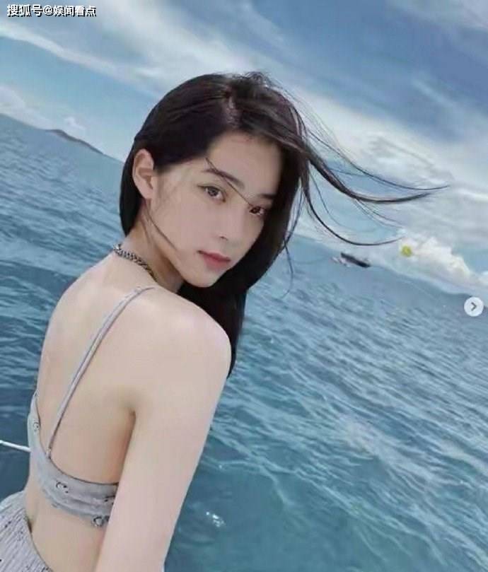 欧阳娜娜泳装大方秀出纤瘦身材