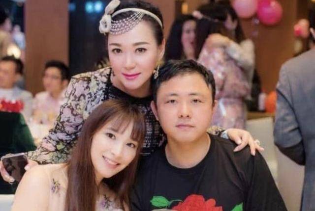 纪晓波被曝财政危机，吴佩慈晒儿子画作感慨日