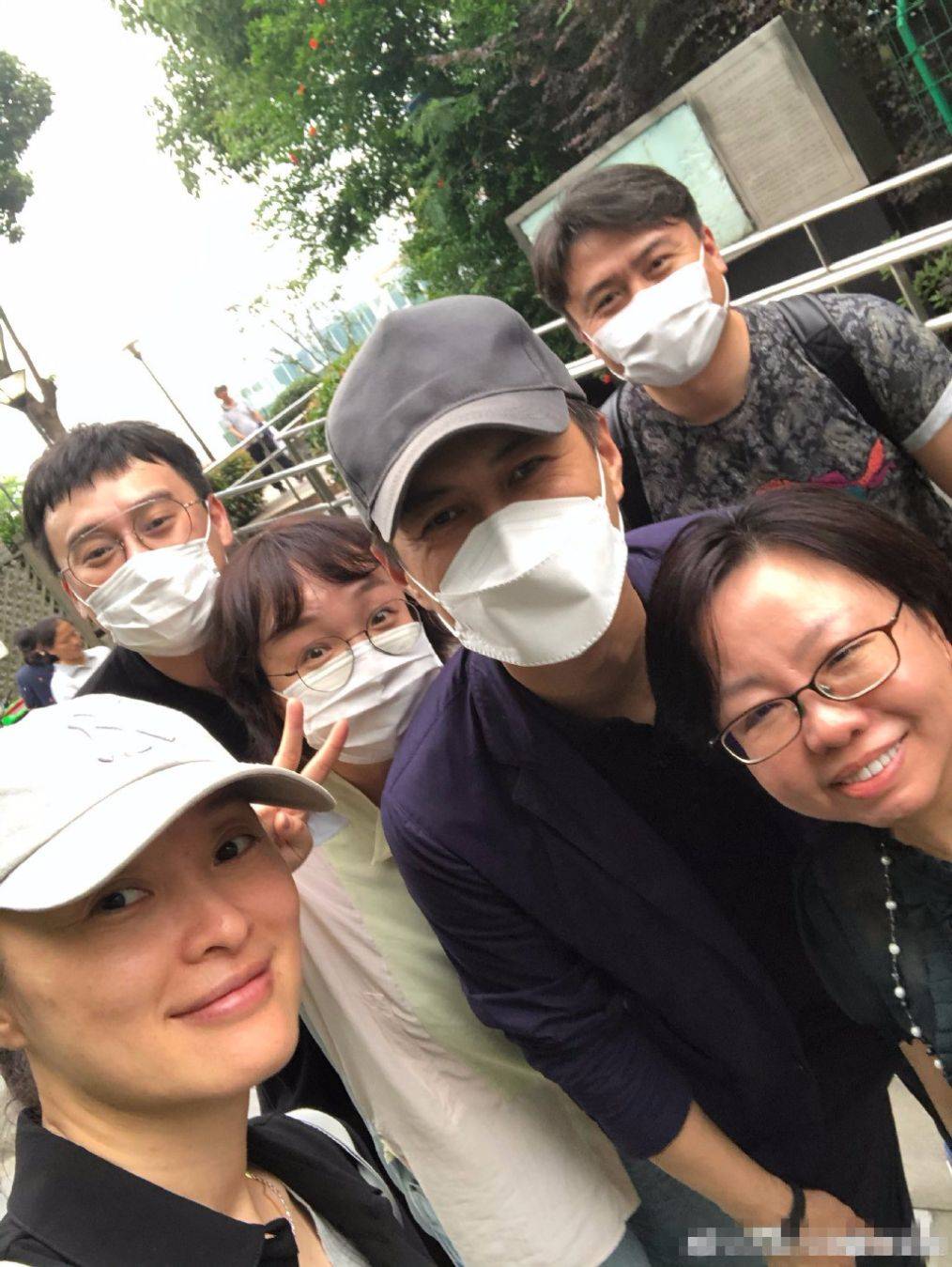 显得|吴越素颜探班，脸上斑点都清晰可见，面对镜头依然自信！