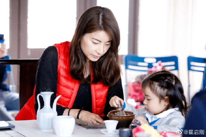 豪门|原创郭晶晶调侃不照顾霍启刚，但却深夜送夜宵，豪门少有的亲密夫妻